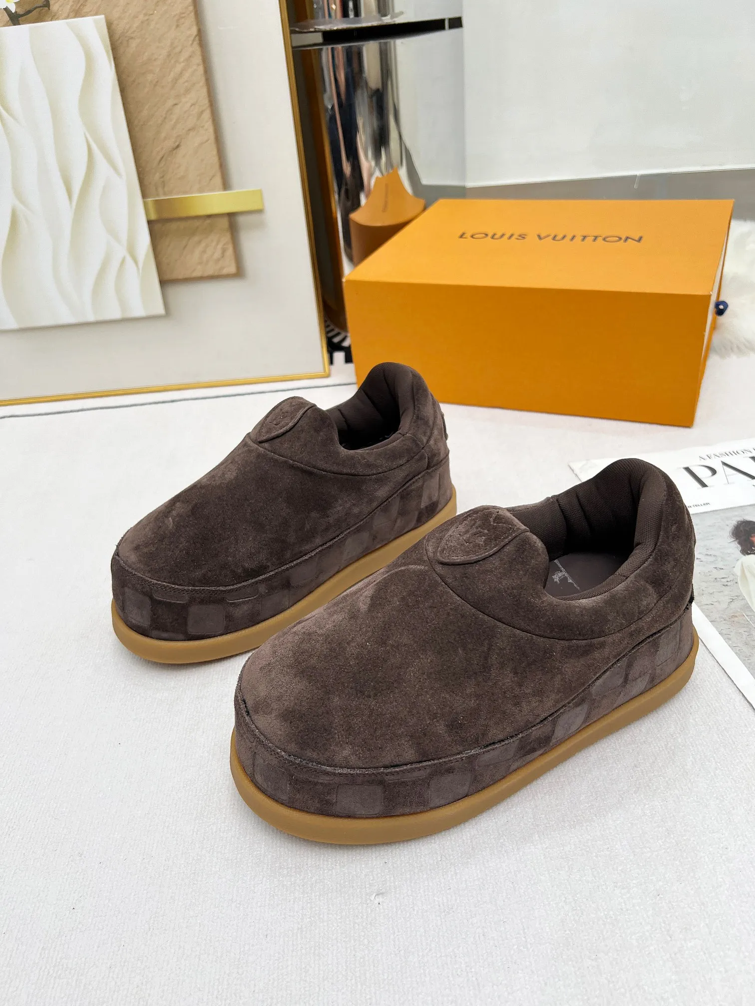👟👟Ex-factory price 660👟👟 louis vuitton (Louis Vuitton/lv)🔍Autumn and winter~Ugly little chubby, new shoe style YETI🔥🔥🔥🔥 Super street-style bread shoes are here! ! ! Chubby is so cute~💞 What a great tool for showing off slim legs! The inner height is increased by 5 cm, the legs are longer and thinner, and the beef tendon bottom is super comfortable, suitable for couples 💞💞💞💞 Fabric: imported high mercerized ox velvet embossed craftsmanship Number of yards: 35-45 yards (46🉑custom-made, non-returnable)